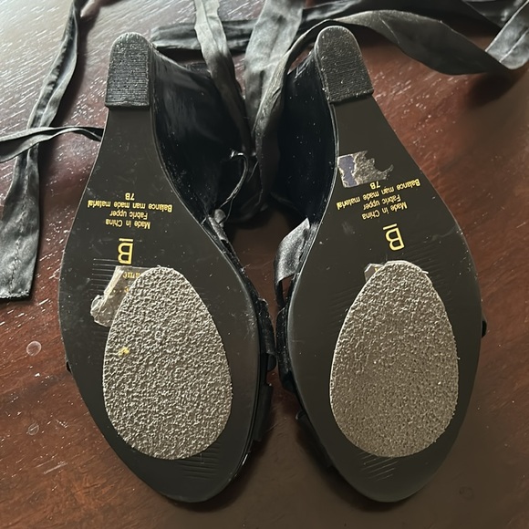 Cute satin material lace up wedges. The wedge part is black patent leather. - Picture 6 of 9